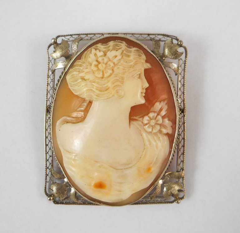 Appraisal: VICTORIAN CAMEO PENDANT BROOCH with an oval relief carved cameo