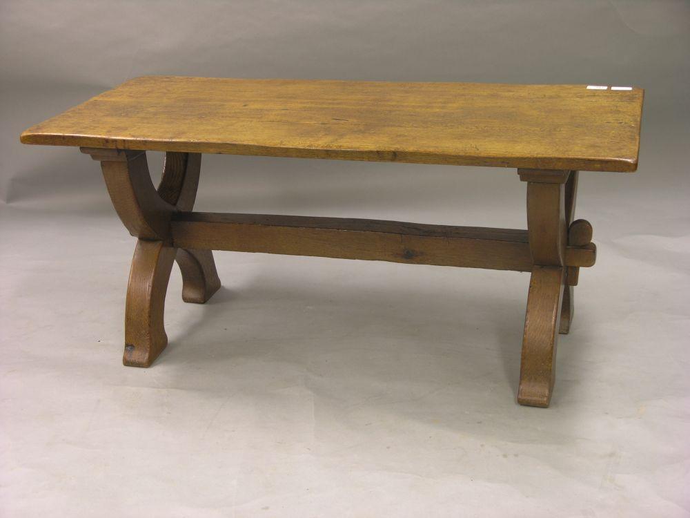 Appraisal: An oak coffee table rectangular top on 'X' shaped underframe