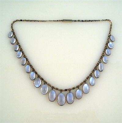 Appraisal: A graduated oval shaped moonstone drop necklace mounted in gold