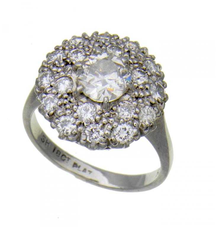 Appraisal: A DIAMOND CLUSTER RING with a larger central round brilliant