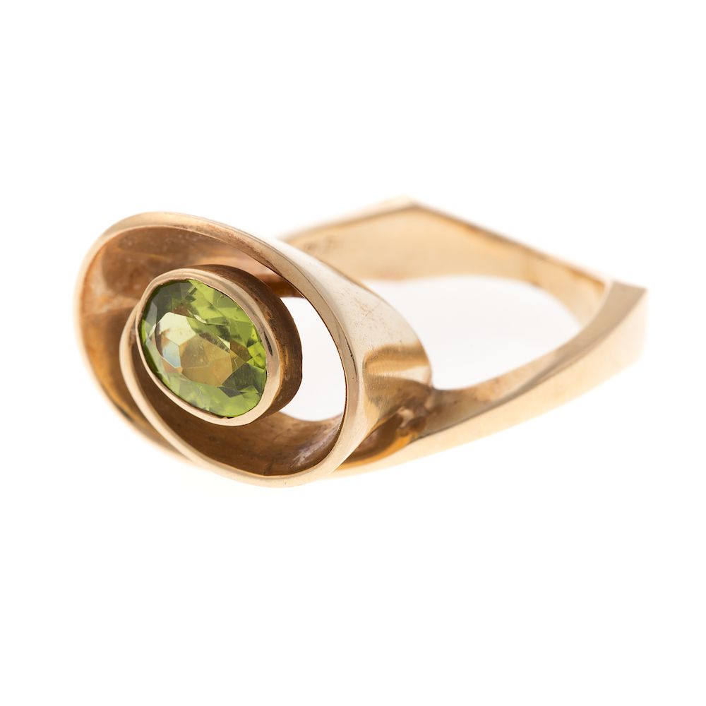 Appraisal: A Ladies K Contemporary Swirl Ring with Peridot K yellow