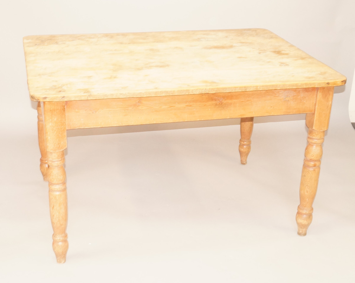 Appraisal: A Victorian pine scrub top table on turned legs cm