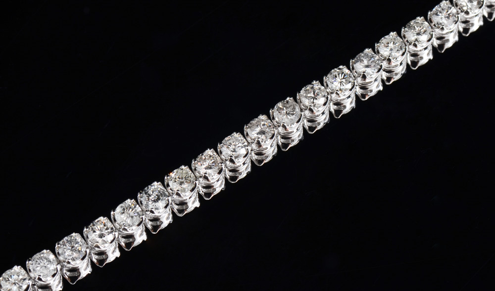 Appraisal: CT DIAMOND TENNIS BRACELET K white gold continuous ribbon of