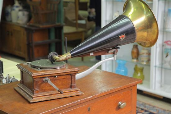 Appraisal: VICTOR PHONOGRAPH Type E double spring motor oak case with