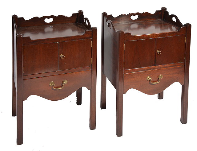 Appraisal: A PAIR OF GEORGIAN STYLE MAHOGANY TRAY TOP WASHSTANDS with