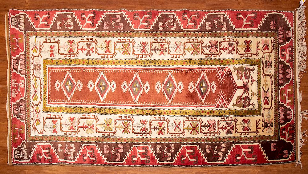 Appraisal: Turkish Milas Rug x hand knotted wool foundation Condition Appears