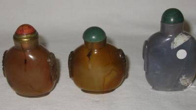 Appraisal: A CHINESE AGATE SNUFF BOTTLE of flattened rounded rectangular form