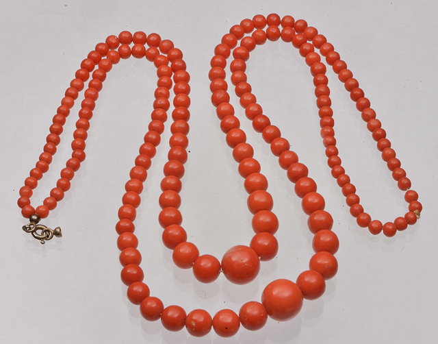 Appraisal: A DOUBLE ROW GRADUATED CORAL BEAD NECKLACE shortest length beads