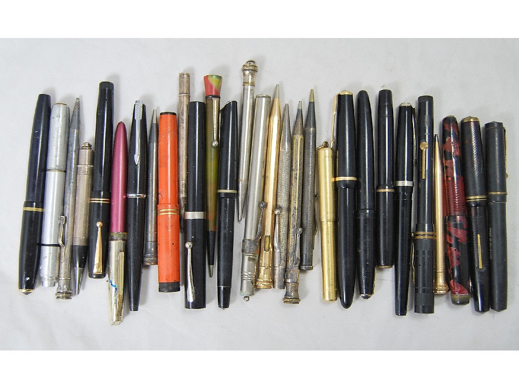 Appraisal: A collection of old fountain pens and propelling pencils including