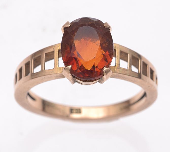 Appraisal: A MADIERA CITRINE SET DRESS RING IN CT GOLD A