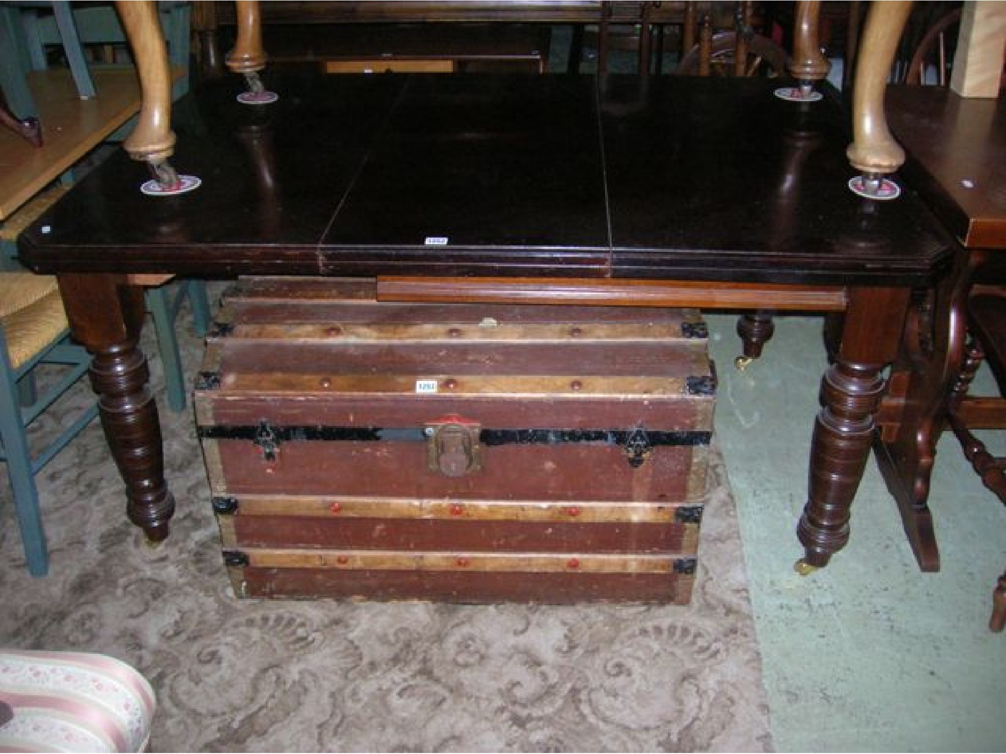 Appraisal: An Edwardian mahogany wind-out extending dining table of rectangular form