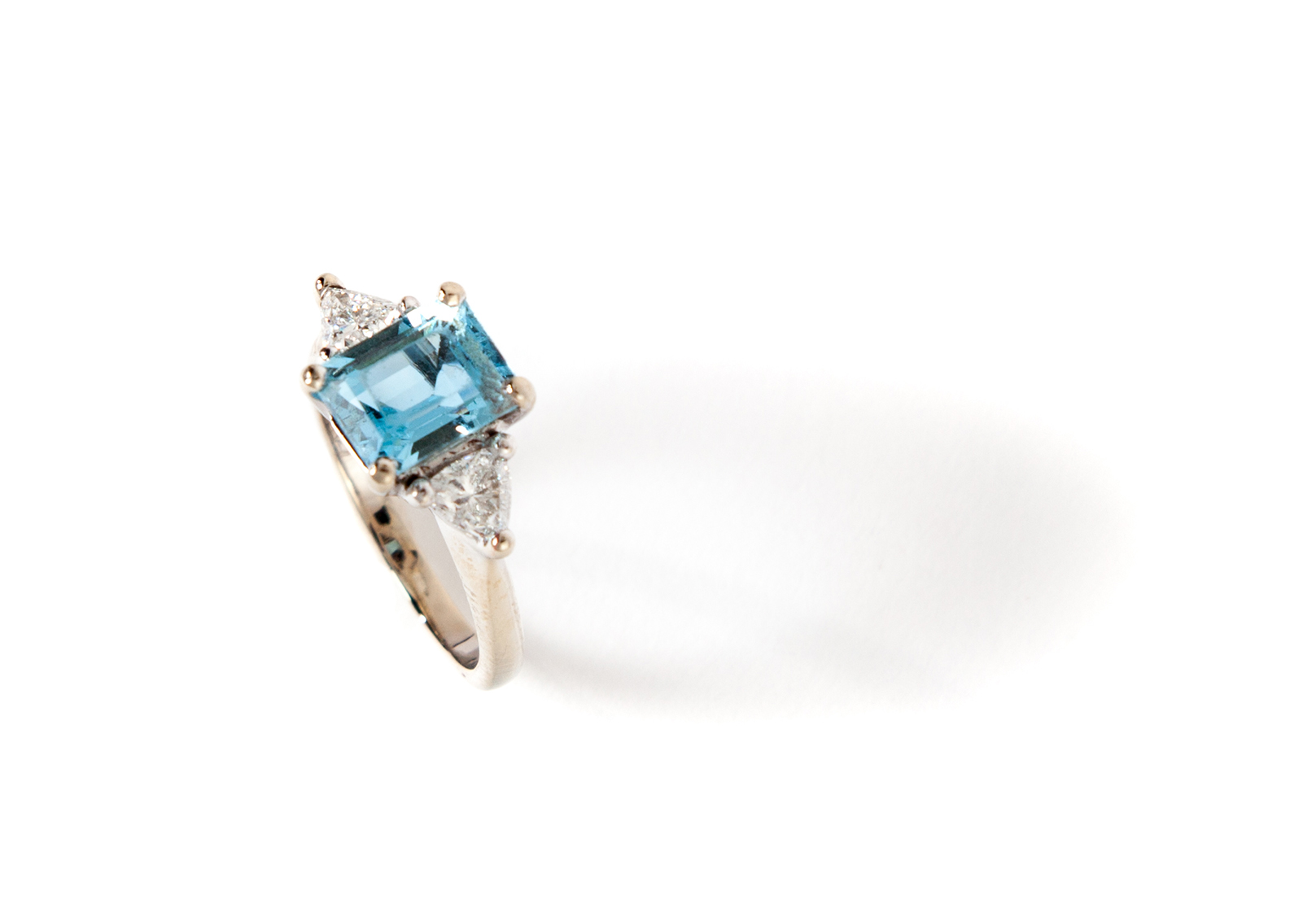 Appraisal: AQUAMARINE AND DIAMOND RING American st century KWG aquamarine and