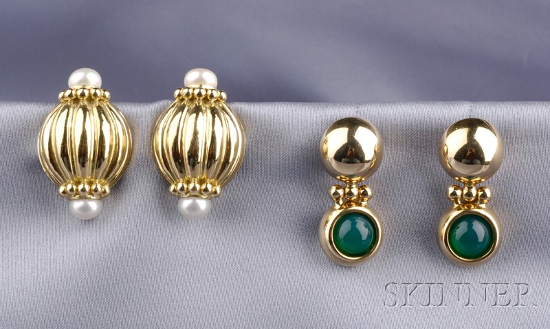 Appraisal: Two Pairs of kt Gold Earclips a pair of ribbed