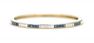 Appraisal: A DIAMOND AND SAPPHIRE BANGLE BRACELET A DIAMOND AND SAPPHIRE