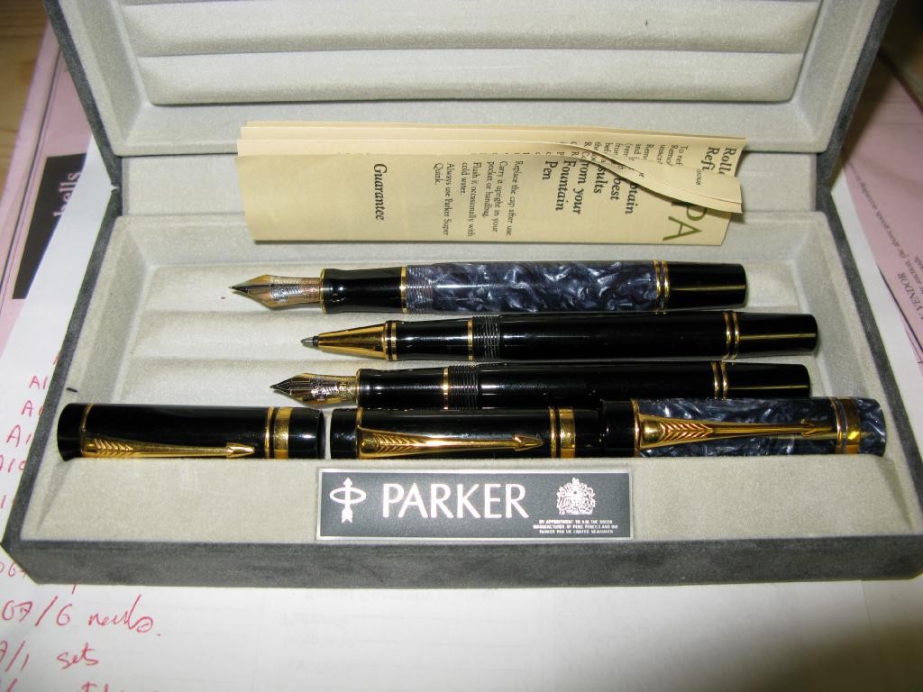 Appraisal: A Parker Duofold fountain pen in mottled blue finish and