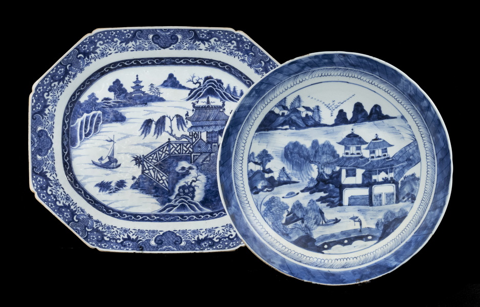 Appraisal: CHINESE EXPORT PLATTERS Lot of th c Chinese Blue White