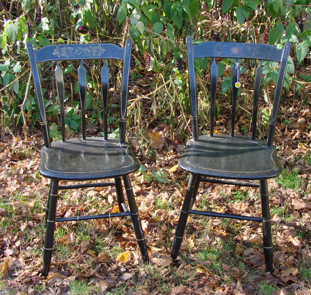 Appraisal: PAIR OF ANTIQUE ARROWBACK WINDSOR SIDE CHAIRS Mid- th CenturyIn