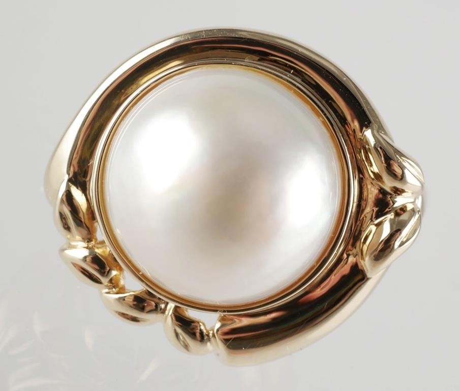 Appraisal: This beautiful cocktail style ring features a mm Akoya pearl