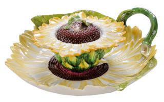 Appraisal: Chelsea Sunflower Tureen and Stand British th century tureen modeled