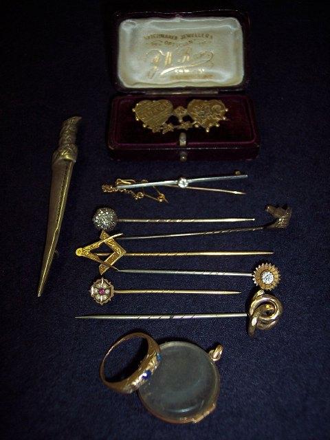 Appraisal: A double heart Mizpah brooch a bar brooch set a