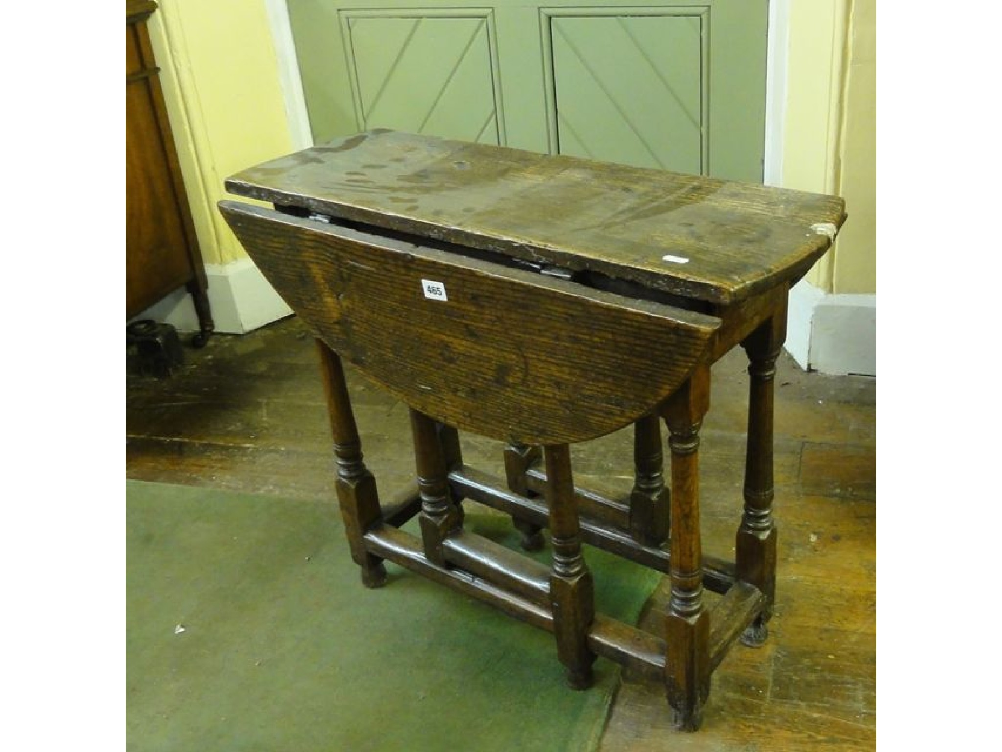 Appraisal: A small th century gateleg occasional table in oak and