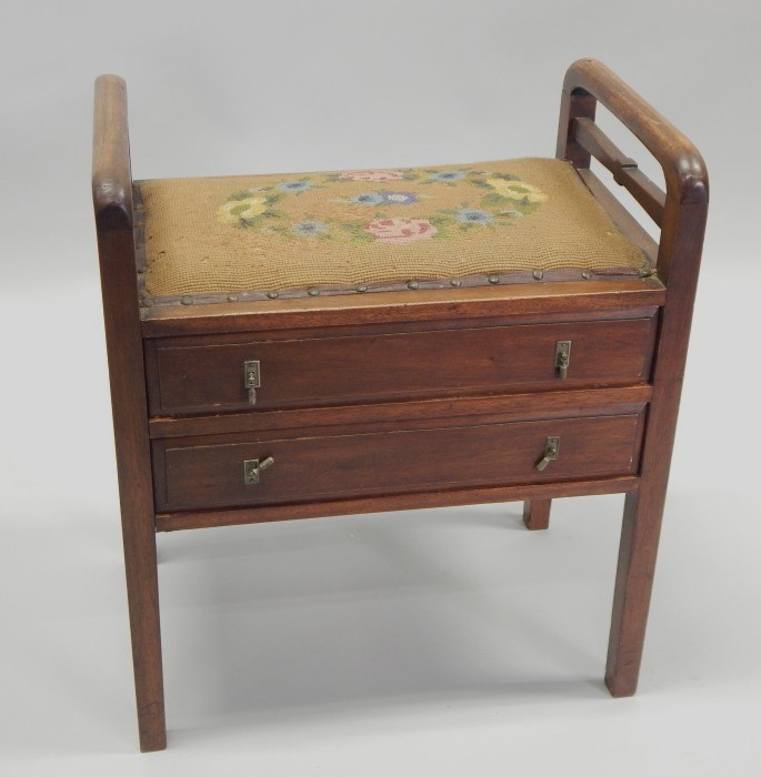 Appraisal: An early thC mahogany piano stool with a padded seat