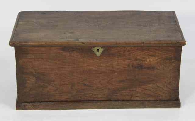 Appraisal: An elm blanket box with hinged cover and handles to