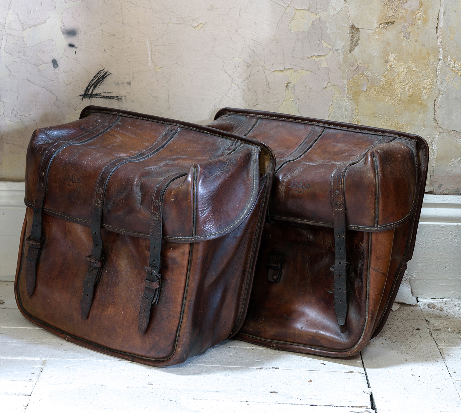 Appraisal: A PAIR OF VINTAGE LEATHER MOTOR CYCLE SADDLE BAGS h