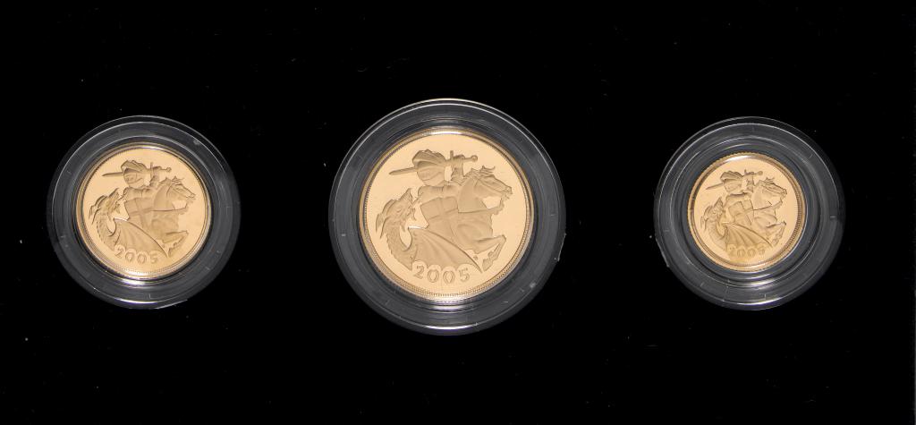 Appraisal: ELIZABETH II GOLD PROOF SOVEREIGN THREE-COIN COLLECTION cased g