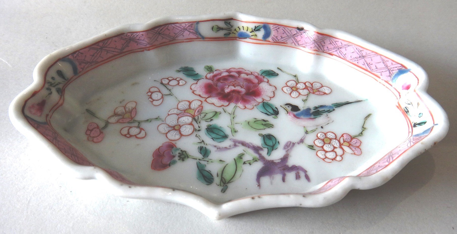 Appraisal: A Chinese porcelain spoon tray Qianlong of shaped oval form