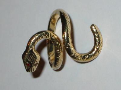 Appraisal: A CT GOLD RING modelled as a snake set with