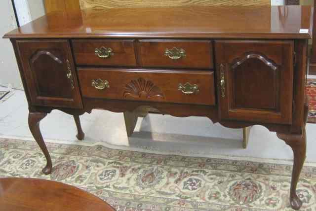 Appraisal: QUEEN ANNE STYLE MAHOGANY SIDEBOARD Bernhardt Furniture Co standing on