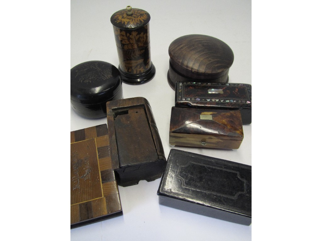 Appraisal: Lot comprising assorted snuff boxes and a Fernware thread box