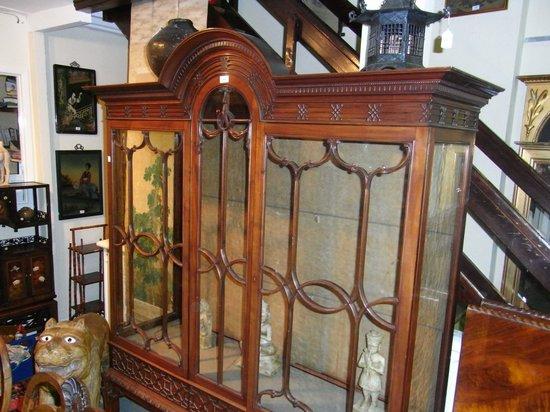 Appraisal: AN EDWARDIAN CHIPPENDALE STYLE MAHOGANY DISPLAY CABINET with central arch