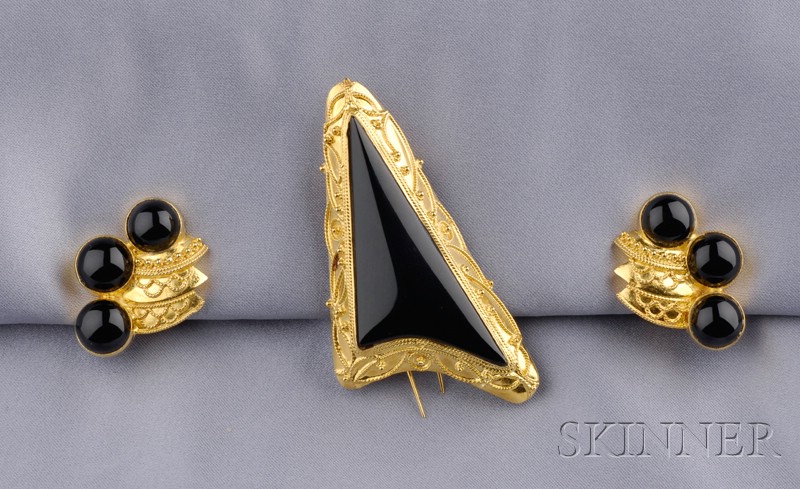 Appraisal: kt Gold and Onyx Suite Egypt comprising a brooch and