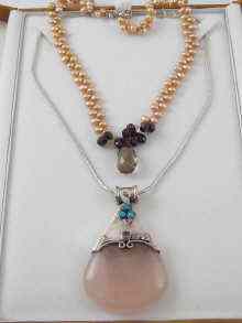 Appraisal: A pearl necklace from which garnets citrines and quartz faceted