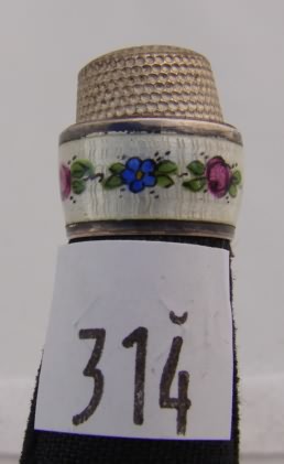 Appraisal: USA folding enamel floral band thimble