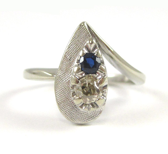 Appraisal: DIAMOND SAPPHIRE AND FOURTEEN KARAT WHITE GOLD RING set with