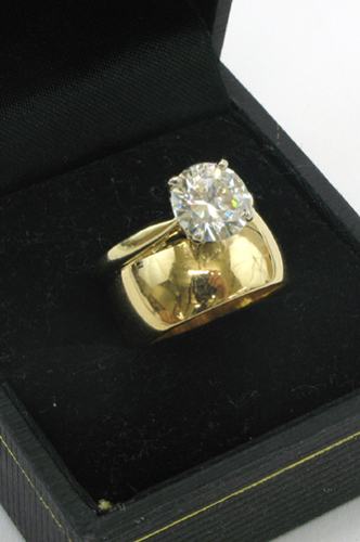 Appraisal: DIAMOND AND K GOLD SOLITAIRE RING set with a round