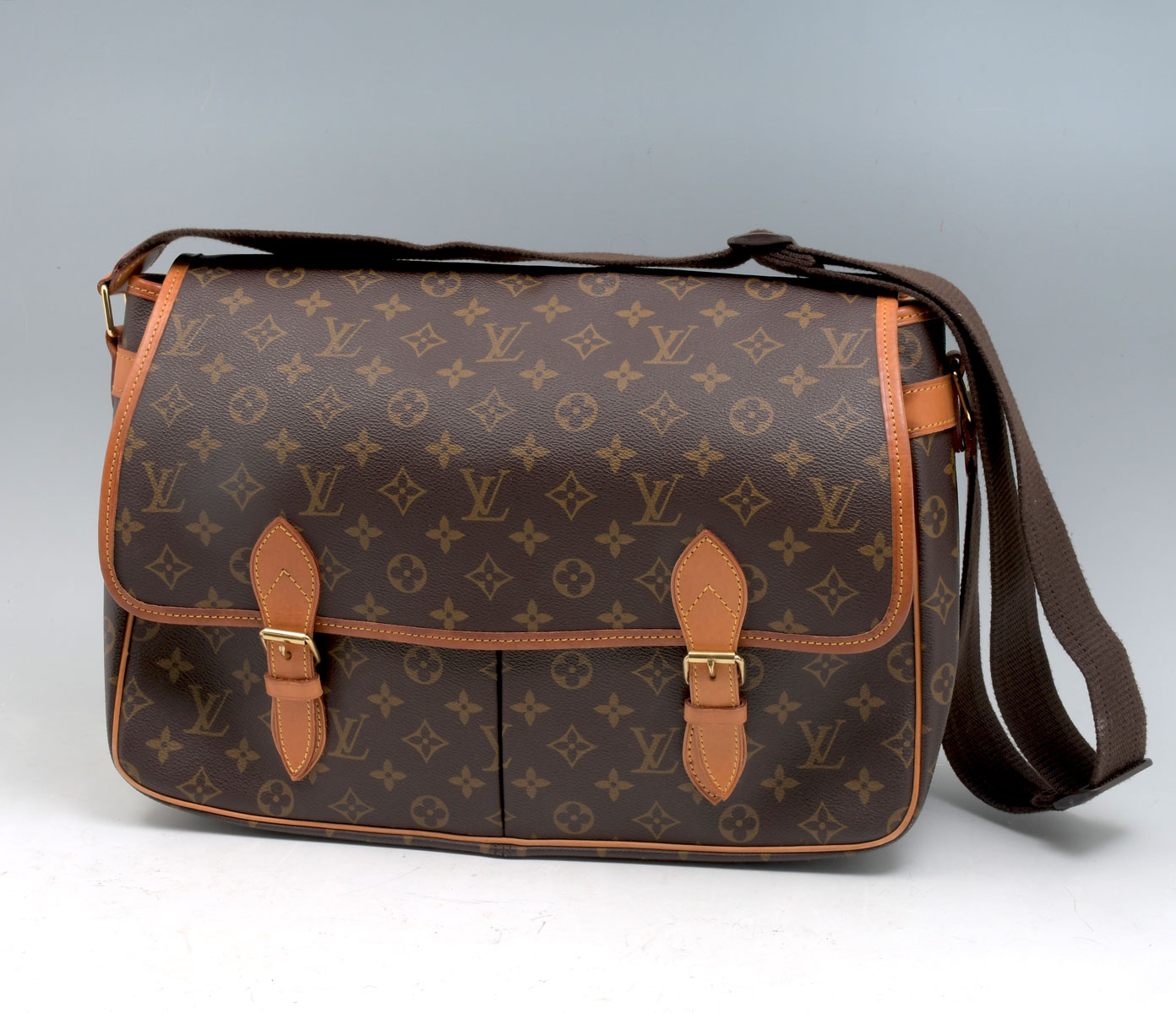 Appraisal: LOUIS VUITTON MONOGRAM MESSENGER BAG Louis Vuitton Monogram Canvas Sac