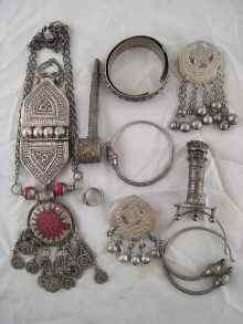 Appraisal: A mixed lot of white metal tests silver and white