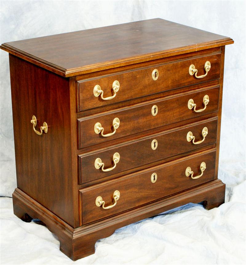 Appraisal: Henkel Harris drawer mahogany Georgian style bachelor's chest w x