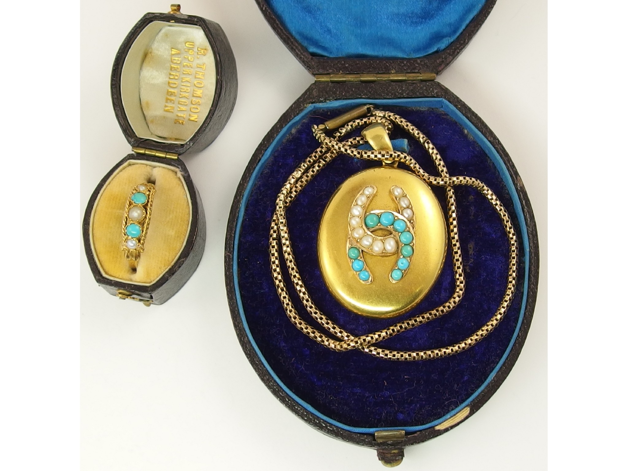 Appraisal: A yellow metal mourning locket with a double horseshoe motif