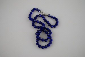 Appraisal: Single row of dyed lapis beads