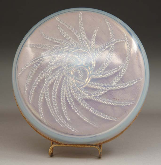 Appraisal: R LALIQUE QUATRE FLACONS POWDER BOX Beautiful slightly opalescent glass