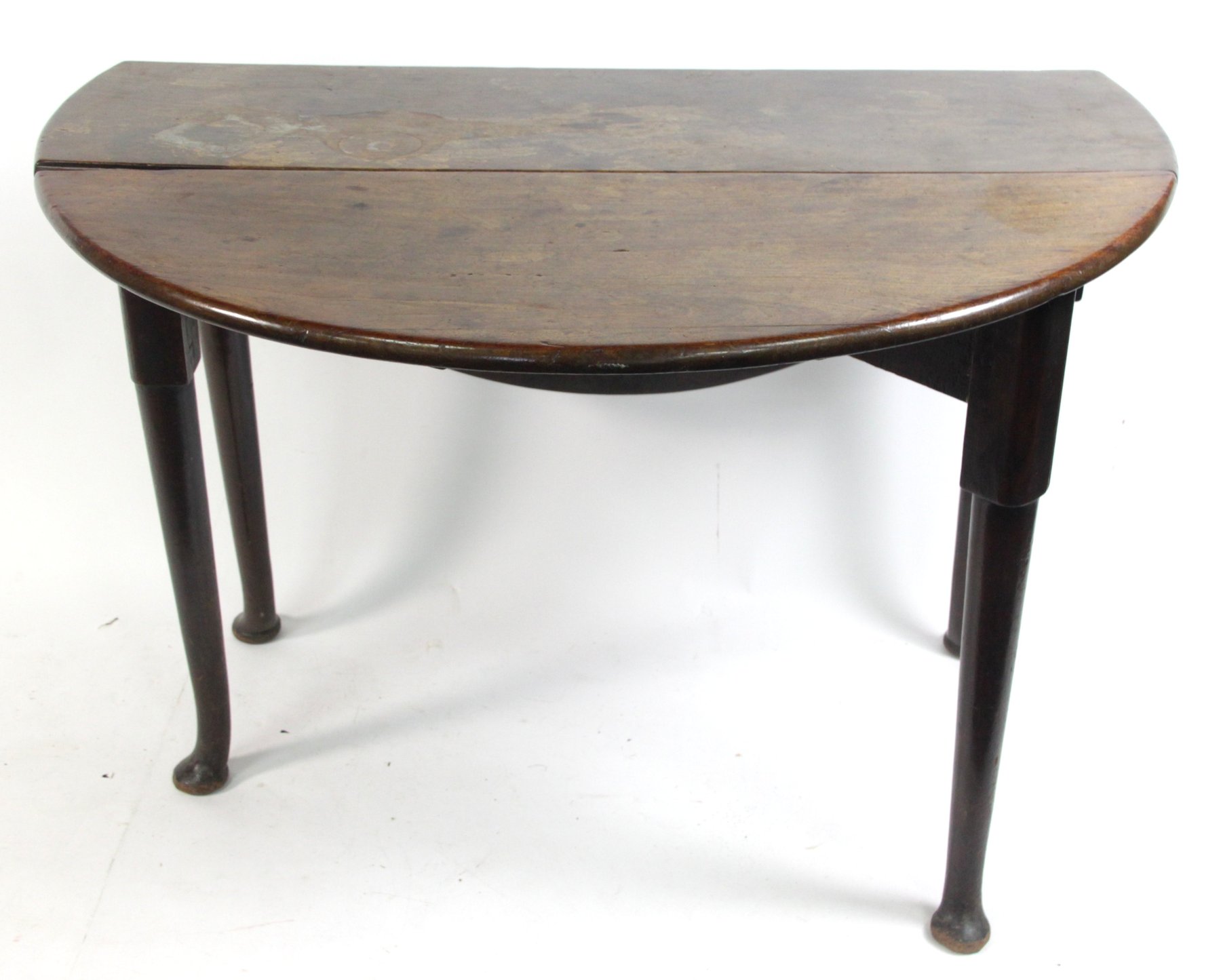 Appraisal: A George III mahogany drop leaf table on turned legs