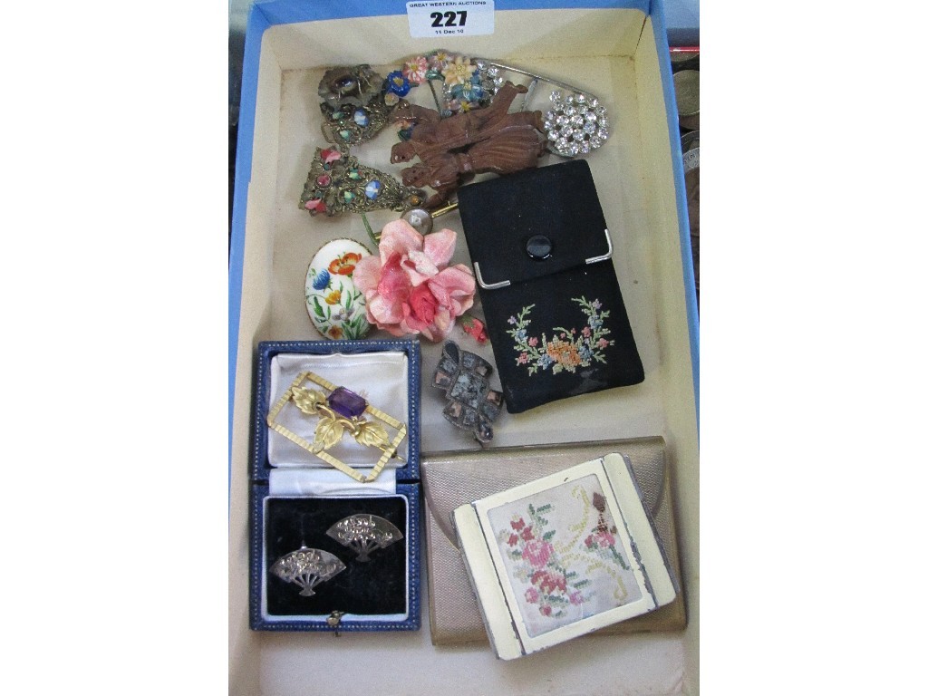 Appraisal: Box of costume jewellery compacts etc