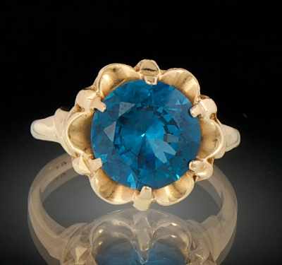 Appraisal: k Yellow Gold and Topaz Ring Flower-like setting with a