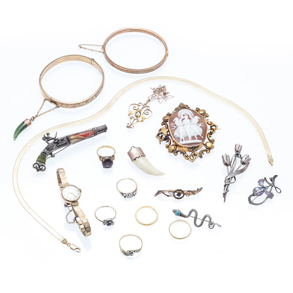 Appraisal: A collection of jewellery to include a ct gold bangle