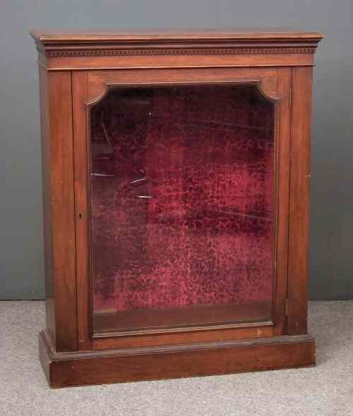 Appraisal: A Victorian mahogany dwarf bookcase fitted three shelves enclosed by